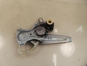 Begagnade Fönstermekanism för bakre dörr, 4-dörrars, höger Toyota Auris Touring Sports (E18) 1.8 16V Hybrid Pris € 35,00 Marginaltabell erbjuds av Autobedrijf Broekhuis B.V.