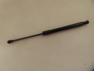 Gebruikte Gasdemper rechts-achter Renault Twingo II (CN) 1.2 16V Prijs € 15,00 Margeregeling aangeboden door Autobedrijf Broekhuis B.V.