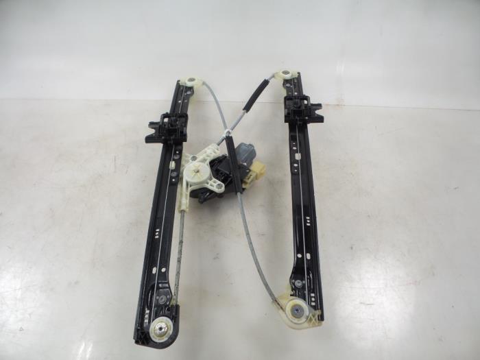 Fönstermekanism för bakre dörr, 4-dörrars, vänster från en Land Rover Range Rover IV (LG) 4.4 SDV8 32V 2014