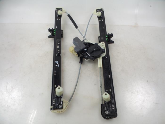Fönstermekanism för bakre dörr, 4-dörrars, vänster från en Land Rover Range Rover IV (LG) 4.4 SDV8 32V 2014