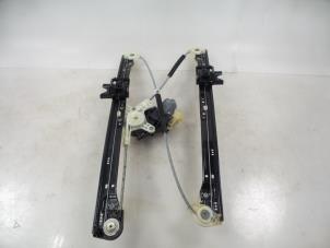 Begagnade Fönstermekanism för bakre dörr, 4-dörrars, vänster Landrover Range Rover IV (LG) 4.4 SDV8 32V Pris € 100,00 Marginaltabell erbjuds av Autobedrijf Broekhuis B.V.