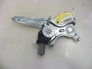 Begagnade Fönstermekanism för bakre dörr, 4-dörrars, höger Suzuki Vitara (LY/MY) 1.6 16V DDiS AllGrip Pris € 65,00 Marginaltabell erbjuds av Autobedrijf Broekhuis B.V.