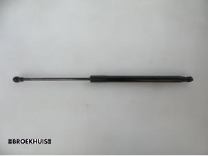 Begagnade Gasfjäder, vänster bak BMW 1 serie (F20) 118d 2.0 16V Pris € 15,00 Marginaltabell erbjuds av Autobedrijf Broekhuis B.V.