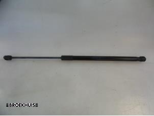 Begagnade Gasfjäder, höger bak Skoda Rapid 1.2 TSI Pris € 10,00 Marginaltabell erbjuds av Autobedrijf Broekhuis B.V.