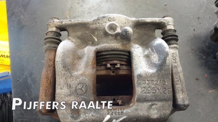 Etrier de frein (pince) avant gauche d'un Mercedes-Benz A (W176) 1.6 A-160 16V 2018