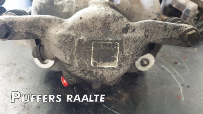 Etrier de frein (pince) avant gauche d'un Mercedes-Benz A (W176) 1.6 A-160 16V 2018