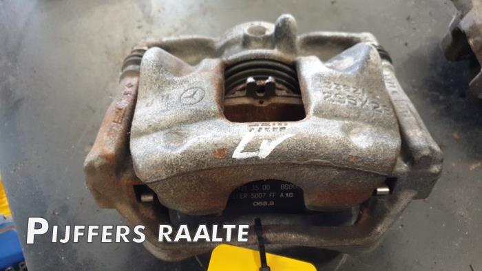 Etrier de frein (pince) avant gauche d'un Mercedes-Benz A (W176) 1.6 A-160 16V 2018