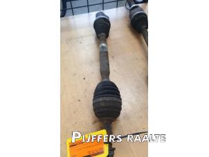 Używane Os napedowa lewy przód Renault Clio III (BR/CR) 1.6 16V Cena € 60,50 Z VAT oferowane przez Pijffers B.V. Raalte