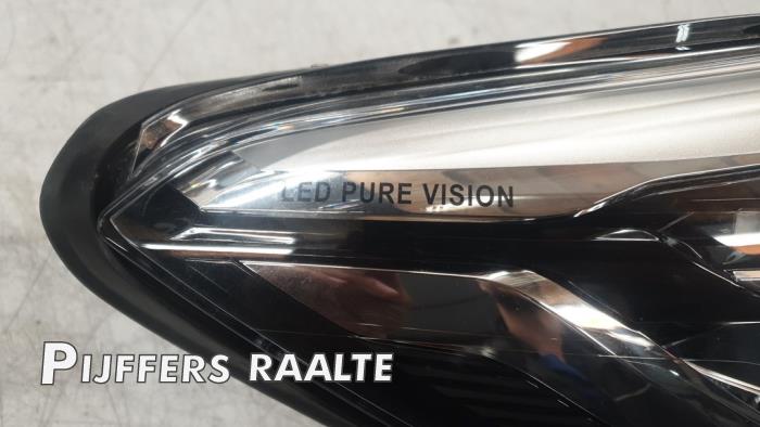 Koplamp rechts van een Renault Captur (2R) 1.2 TCE 16V EDC 2017