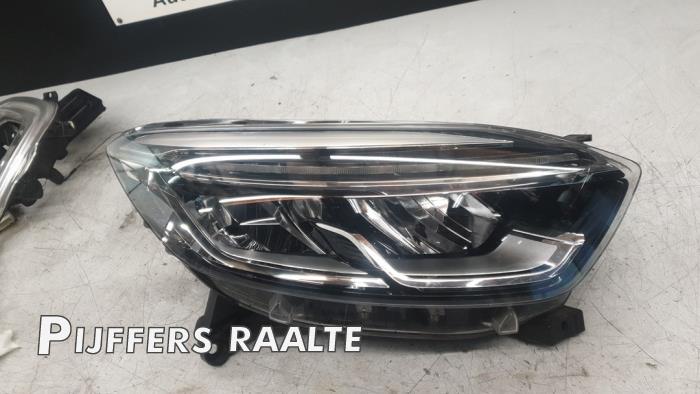 Koplamp rechts van een Renault Captur (2R) 1.2 TCE 16V EDC 2017