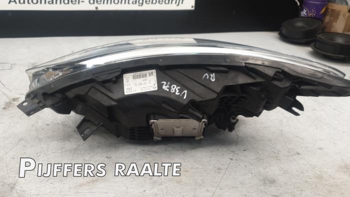 Koplamp rechts van een Renault Captur (2R) 1.2 TCE 16V EDC 2017