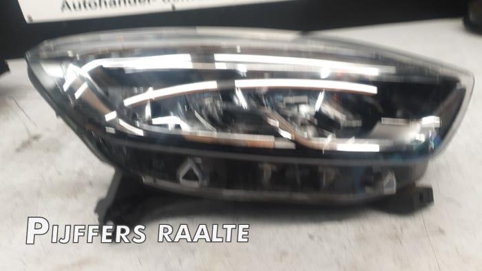 Koplamp rechts van een Renault Captur (2R) 1.2 TCE 16V EDC 2017