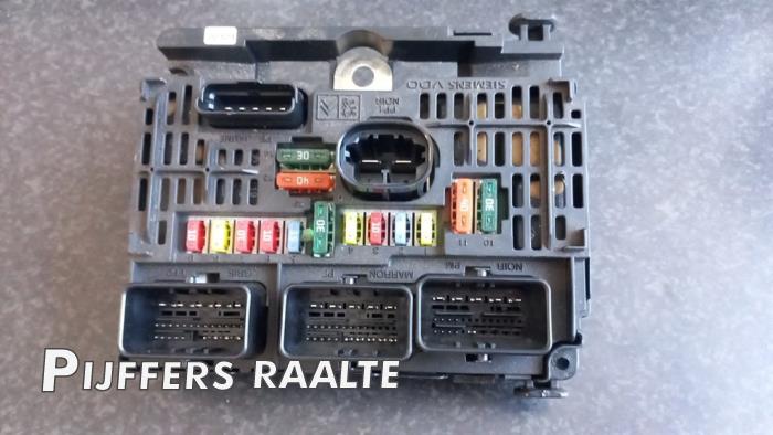 Säkringsbox från en Citroën C5 II Berline (RC) 2.0 16V 2006
