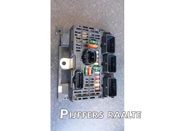 Säkringsbox från en Citroën C5 II Berline (RC) 2.0 16V 2006