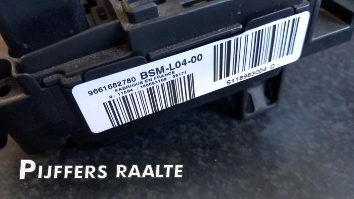 Säkringsbox från en Citroën C5 II Berline (RC) 2.0 16V 2006