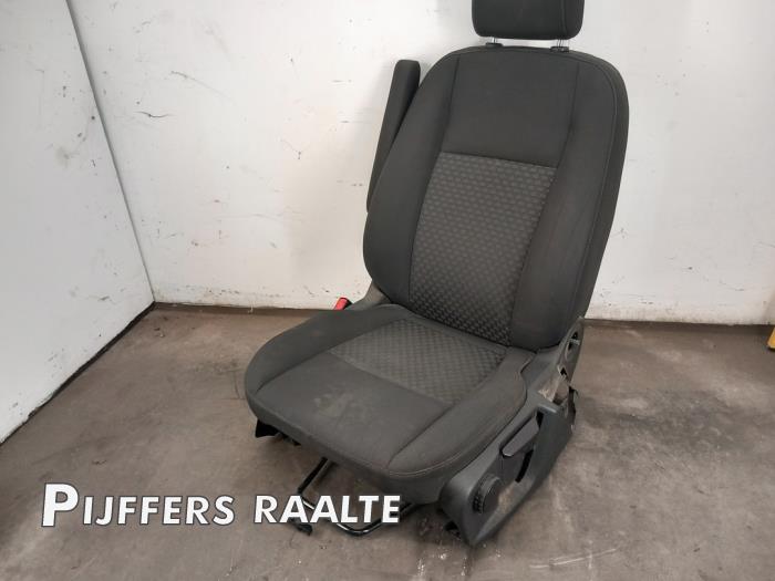 Voorstoel links van een Ford Transit 2.0 TDCi 16V Eco Blue 130 RWD 2022