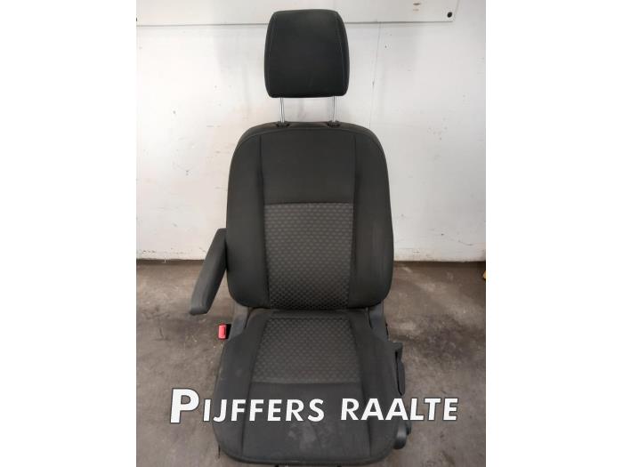 Voorstoel links van een Ford Transit 2.0 TDCi 16V Eco Blue 130 RWD 2022