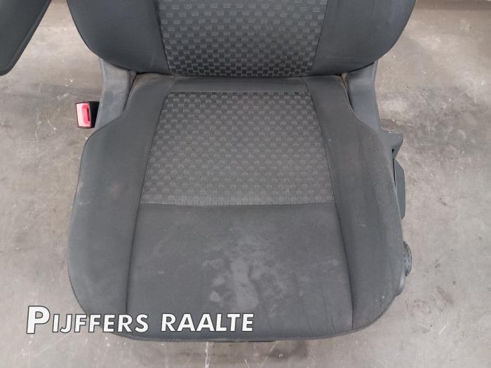 Voorstoel links van een Ford Transit 2.0 TDCi 16V Eco Blue 130 RWD 2022