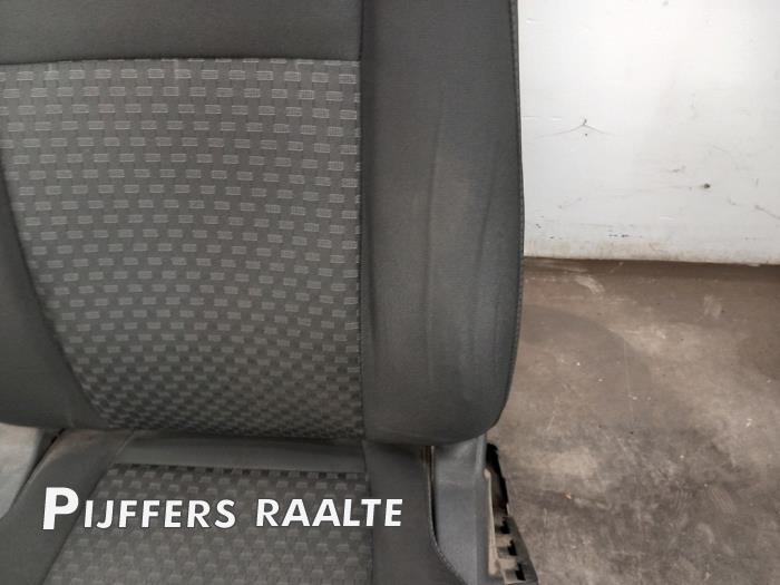 Voorstoel links van een Ford Transit 2.0 TDCi 16V Eco Blue 130 RWD 2022