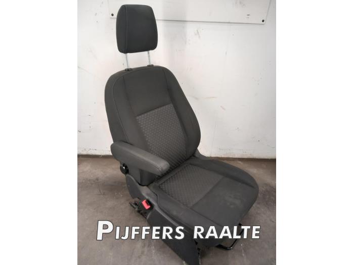 Voorstoel links van een Ford Transit 2.0 TDCi 16V Eco Blue 130 RWD 2022