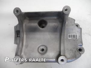 Używane Wspornik pompy klimatyzacji Iveco New Daily V 29L15V, 35C15LV, 40C15L, 50C15LV Cena € 24,20 Z VAT oferowane przez Pijffers B.V. Raalte