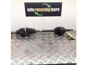 Używane Os napedowa lewy przód Renault Clio III (BR/CR) 1.6 16V Cena € 30,00 Procedura marży oferowane przez Autorecycling Joure B.V.