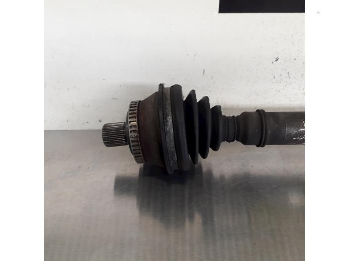 Drivaxel, höger fram från en Volkswagen Passat Variant (3B6) 1.9 TDI 100 2005