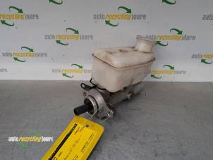 Gebruikte Hoofdremcilinder Kia Sorento I (JC) 3.5 V6 24V Prijs € 39,99 Margeregeling aangeboden door Autorecycling Joure B.V.