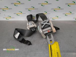 Gebruikte Veiligheidsgordel rechts-voor Chrysler 300 C Touring 3.0 CRD 24V Prijs € 49,99 Margeregeling aangeboden door Autorecycling Joure B.V.