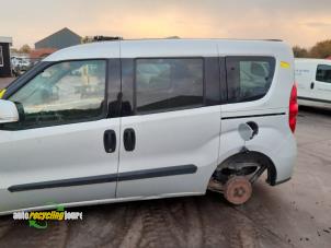 Gebruikte Laaddeur Bus Zijkant Opel Combo Tour 2.0 CDTI 16V Prijs € 150,00 Margeregeling aangeboden door Autorecycling Joure B.V.