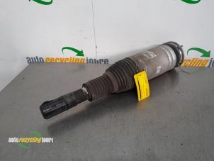 Gebruikte Schokdemper links-voor Landrover Range Rover IV (LG) 5.0 V8 32V Supercharged Prijs € 249,00 Margeregeling aangeboden door Autorecycling Joure B.V.