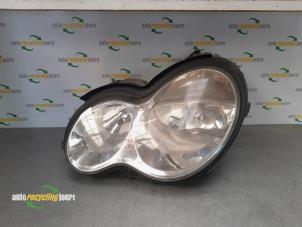 Begagnade Strålkastare, vänster Mercedes C Combi (S203) 2.2 C-220 CDI 16V Pris € 69,99 Marginaltabell erbjuds av Autorecycling Joure B.V.