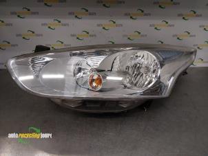 Używane Reflektor lewy Ford B-Max (JK8) 1.0 EcoBoost 12V 100 Cena € 175,00 Procedura marży oferowane przez Autorecycling Joure B.V.