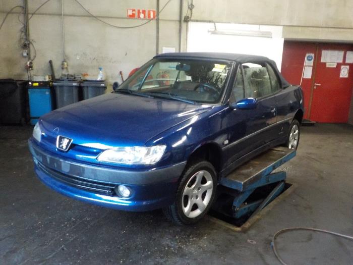 Motor van een Peugeot 306 2002