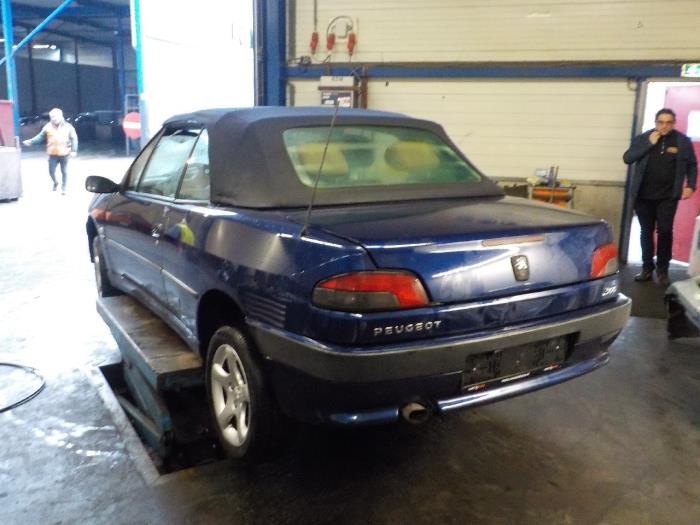 Motor van een Peugeot 306 2002