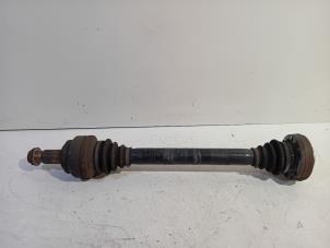 Begagnade Drivaxel, vänster bak BMW 1-Serie Pris € 170,00 Marginaltabell erbjuds av Van der Ven Autorecycling B.V.