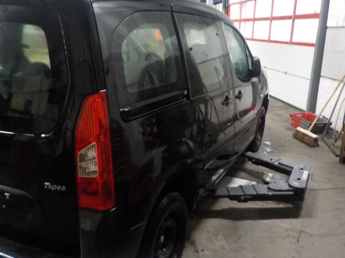 Motor van een Peugeot Partner 2009