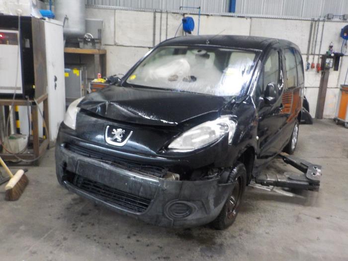 Motor van een Peugeot Partner 2009