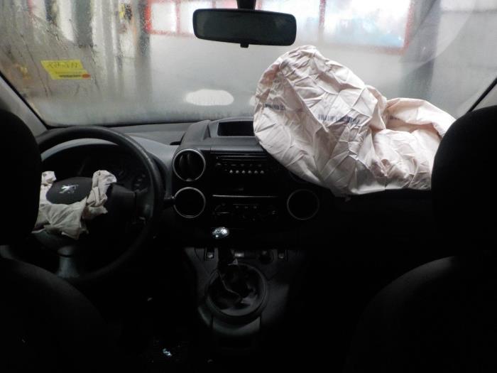 Motor van een Peugeot Partner 2009