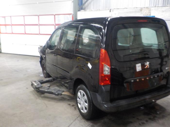 Motor van een Peugeot Partner 2009