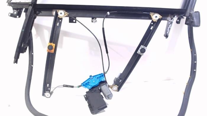 Fönstermekanism, 4-dörrars, vänster fram från en Seat Exeo 2010