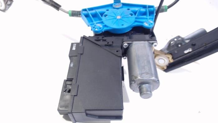 Fönstermekanism, 4-dörrars, vänster fram från en Seat Exeo 2010