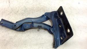 Begagnade Set med gasfjädrar, motorhuv Mercedes B-Klasse Pris € 15,00 Marginaltabell erbjuds av Van der Ven Autorecycling B.V.