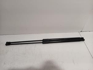 Używane Zestaw amortyzatorów gazowych tylnej klapy Peugeot 3008 Cena € 25,00 Procedura marży oferowane przez Van der Ven Autorecycling B.V.