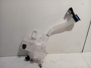 Gebruikte Ruitensproeiertank voor Mazda CX-5 Prijs € 55,00 Margeregeling aangeboden door Van der Ven Autorecycling B.V.