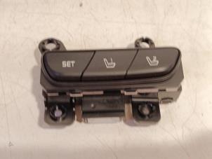 Gebruikte Stoelverstellings Schakelaar Kia Niro Prijs € 20,00 Margeregeling aangeboden door Van der Ven Autorecycling B.V.