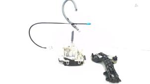 Begagnade Dörrlåsmekanism, 4-dörrars, vänster fram Mercedes Sprinter Pris € 15,00 Marginaltabell erbjuds av Van der Ven Autorecycling B.V.