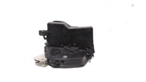 Begagnade Dörrlåsmekanism, 4-dörrars, vänster fram BMW 7-Serie Pris € 20,00 Marginaltabell erbjuds av Van der Ven Autorecycling B.V.