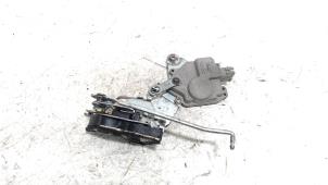 Używane Mechanizm blokady drzwi prawych przednich wersja 4-drzwiowa Daihatsu Young RV Cena € 22,50 Procedura marży oferowane przez Van der Ven Autorecycling B.V.