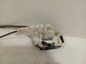 Begagnade Dörrlåsmekanism, 4-dörrars, vänster fram Mercedes Sprinter Pris € 15,00 Marginaltabell erbjuds av Van der Ven Autorecycling B.V.